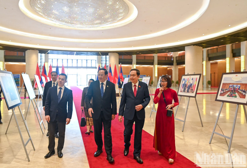[In Picture] NA Chairman meets Lao Prime Minister ảnh 3
