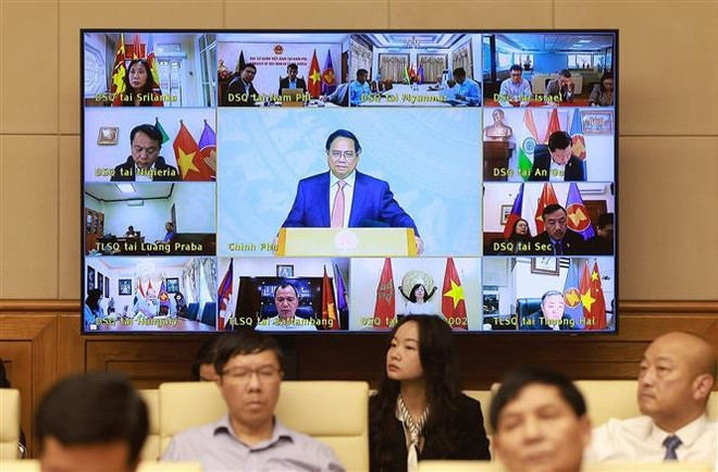 Prime Minister Pham Minh Chinh chairs the hybrid conference on April 7. (Photo: VNA)
