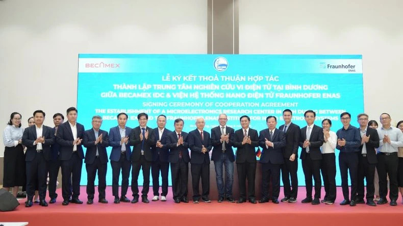 Delegates take souvenir photos at the signing ceremony.