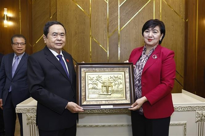 NA Chairman Tran Thanh Man presents a gift to the university (Photo: VNA) NA Chairman Tran Thanh Man presents a gift to the university (Photo: VNA)