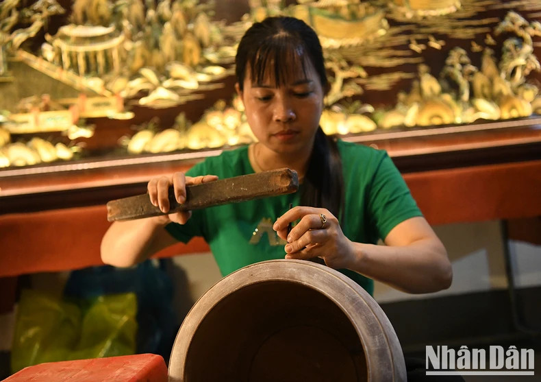 Tran Thi Hanh, Ngo village, Chuyen My commune, Phu Xuyen district said: "I am very proud to bring my village's traditional craft to the capital Hanoi. Each inlay stroke, each drawing line is the heart of the craftsman put into it - like the way we preserve and continue the traditional craft of our ancestors". Tran Thi Hanh, Ngo village, Chuyen My commune, Phu Xuyen district said: "I am very proud to bring my village's traditional craft to the capital Hanoi. Each inlay stroke, each drawing line is the heart of the craftsman put into it - like the way we preserve and continue the traditional craft of our ancestors".