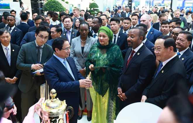PM Pham Minh Chinh and delegates visit booths at the Green Growth Exhibition on April 16. (Photo: VNA)