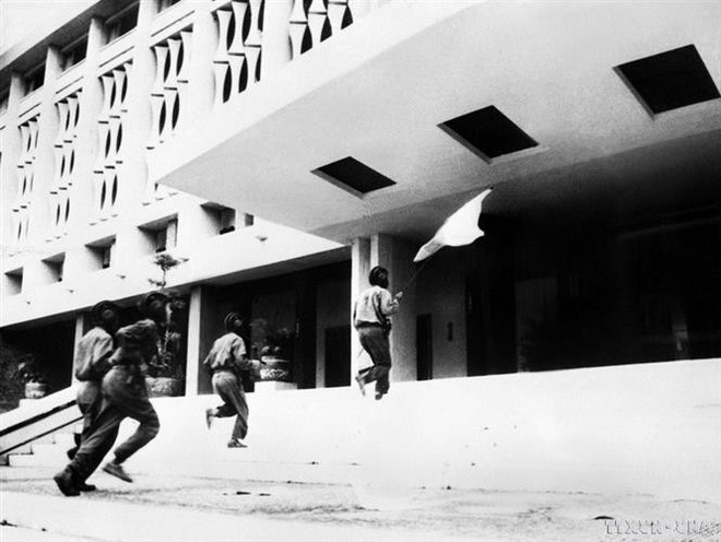 Soldiers of the 2nd Corps, also known as Huong Giang Corps, advance and plant the flag atop the Presidential Palace of the Saigon puppet regime at noon on April 30, 1975. (Photo: VNA)