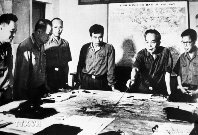 General Vo Nguyen Giap and comrades in the Central Military Commission review the combat plan for the Ho Chi Minh Campaign. (Photo: VNA)