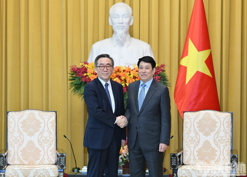 President Luong Cuong and RoK Minister of Foreign Affairs Cho Tae-yul.