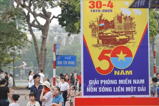 A banner marking the 50th anniversary of the Liberation of the South and National Reunification (Photo: VNA) A banner marking the 50th anniversary of the Liberation of the South and National Reunification (Photo: VNA)