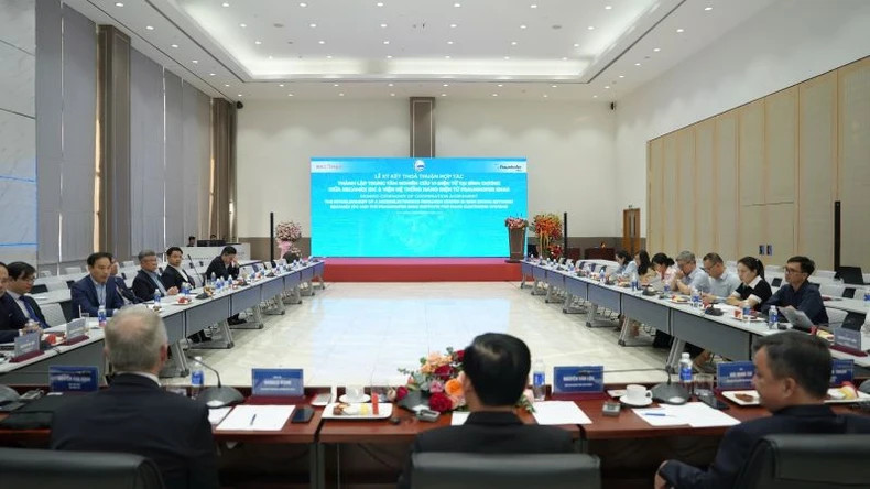 Overview of the signing ceremony.