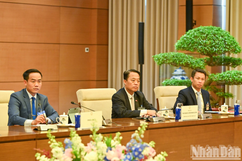 Members accompanying Lao PM Sonexay Siphandone at the meeting. Members accompanying Lao PM Sonexay Siphandone at the meeting.