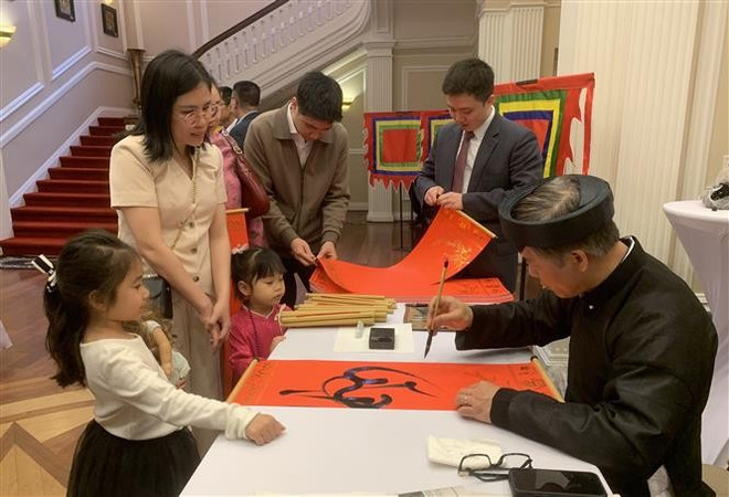 Calligraphy at the Hung Kings' Death Anniversary in 2025 in Washington DC (Photo: VNA) Calligraphy at the Hung Kings' Death Anniversary in 2025 in Washington DC (Photo: VNA)