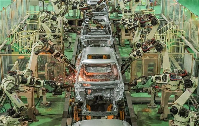 Truong Hai Group Corporation (THACO) invests in an automatic car body welding line with the latest generation of robot systems. (Photo: VNA)