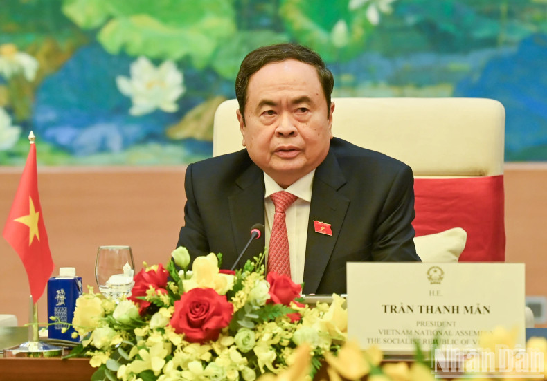 National Assembly Chairman Tran Thanh Man speaks at the meeting.