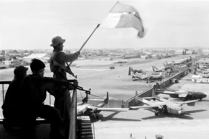 In the early morning of April 30, 1975, Liberation forces entered Saigon from various directions. They quickly captured the enemy’s Air Force Command and Paratrooper Division, securing control of Tan Son Nhat Airport. In the photo: The Liberation Flag flying over Tan Son Nhat Airport on April 30, 1975. (Archive Photo) In the early morning of April 30, 1975, Liberation forces entered Saigon from various directions. They quickly captured the enemy’s Air Force Command and Paratrooper Division, securing control of Tan Son Nhat Airport. In the photo: The Liberation Flag flying over Tan Son Nhat Airport on April 30, 1975. (Archive Photo)