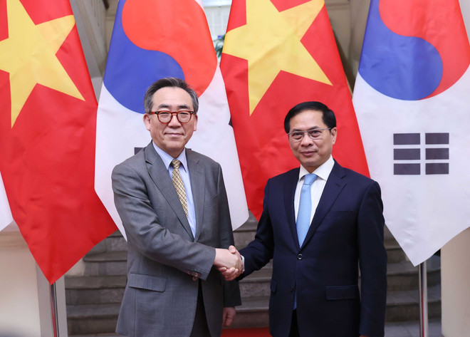 Vietnamese Deputy Prime Minister and Minister of Foreign Affairs Bui Thanh Son (right) and the RoK's Minister of Foreign Affairs Cho Tae-yul meet in Hanoi on April 15. (Photo: VNA) Vietnamese Deputy Prime Minister and Minister of Foreign Affairs Bui Thanh Son (right) and the RoK's Minister of Foreign Affairs Cho Tae-yul meet in Hanoi on April 15. (Photo: VNA)