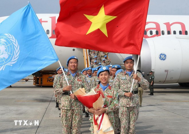 Officers of Engineering Unit No. 2, who have excellently fulfilled their peacekeeping mission, return to Noi Bai International Airport. (Photo: VNA)