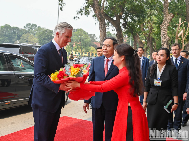 National Assembly Office staff presents flowers to welcome Belgian King Philippe.