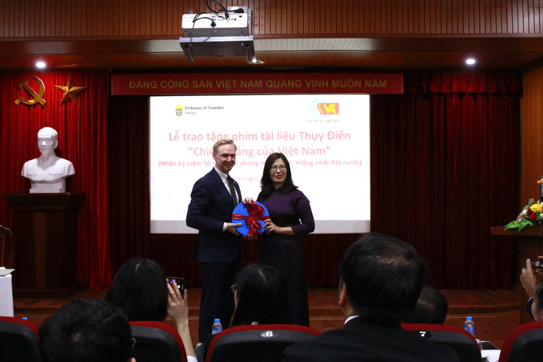 The Swedish Embassy in Vietnam officially presented the documentary 'Victory Vietnam' (Chien Thang Cua Viet Nam) to the Vietnam Film Institute. The Swedish Embassy in Vietnam officially presented the documentary 'Victory Vietnam' (Chien Thang Cua Viet Nam) to the Vietnam Film Institute.