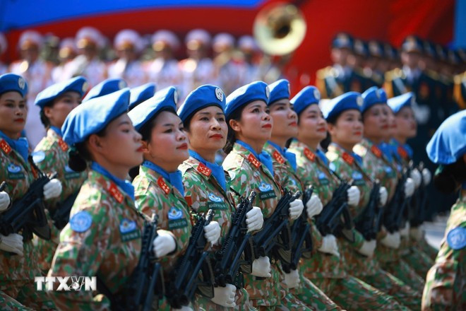 Vietnamese female peacekeepers march in the parade marking the 50th anniversary of the liberation of the South and national reunification on April 30 (Photo: VNA)