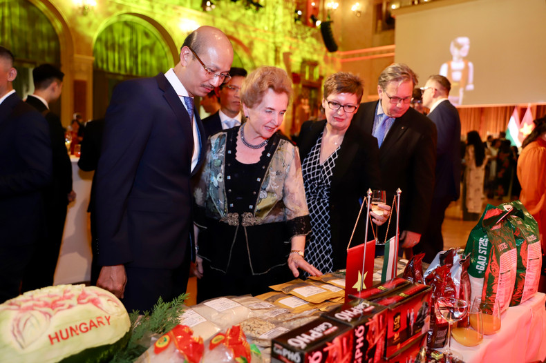 Guests enjoy traditional Vietnamese cuisine. Guests enjoy traditional Vietnamese cuisine.