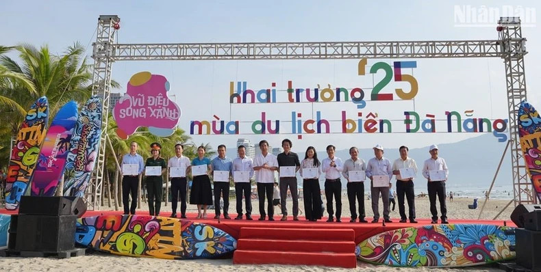 Da Nang launches 2025 beach tourism season ảnh 1 Da Nang launches 2025 beach tourism season ảnh 1