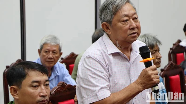 Voters expressed their opinions at the meeting. Voters expressed their opinions at the meeting.