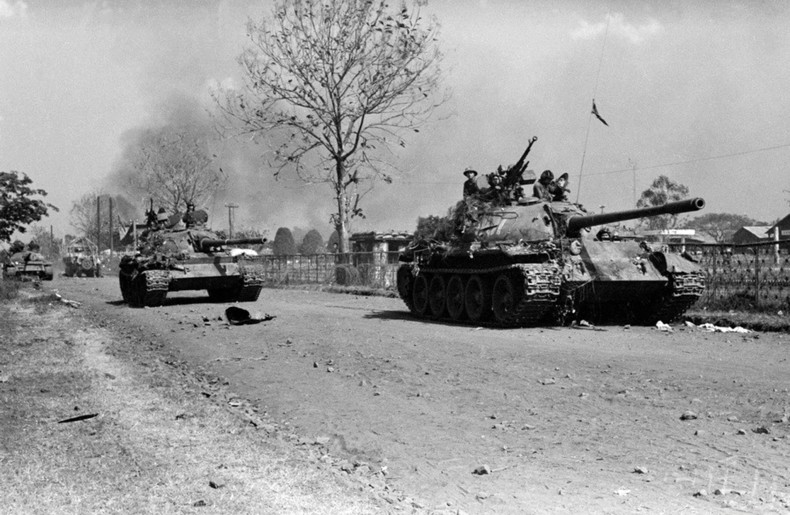 Infantry, tank, and mechanized units advancing to liberate Buon Ma Thuot (March 1975). (Archive photo) Infantry, tank, and mechanized units advancing to liberate Buon Ma Thuot (March 1975). (Archive photo)