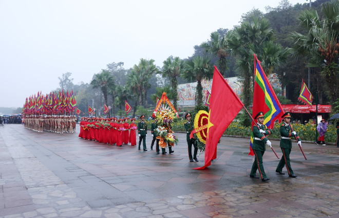 The incense offering team with national and ceremonial flags, and offerings departs from the festival centre yard through the ceremonial gate, Ha Temple, Trung Temple to Thuong Temple. (Photo: VNA)