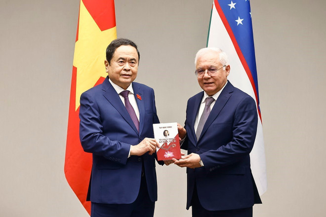 A member of the Committee on Interethnic Relations and Friendly Ties with Foreign Countries presents the book about Uncle Ho to NA Chairman Tran Thanh Man. (Photo: VNA) A member of the Committee on Interethnic Relations and Friendly Ties with Foreign Countries presents the book about Uncle Ho to NA Chairman Tran Thanh Man. (Photo: VNA)