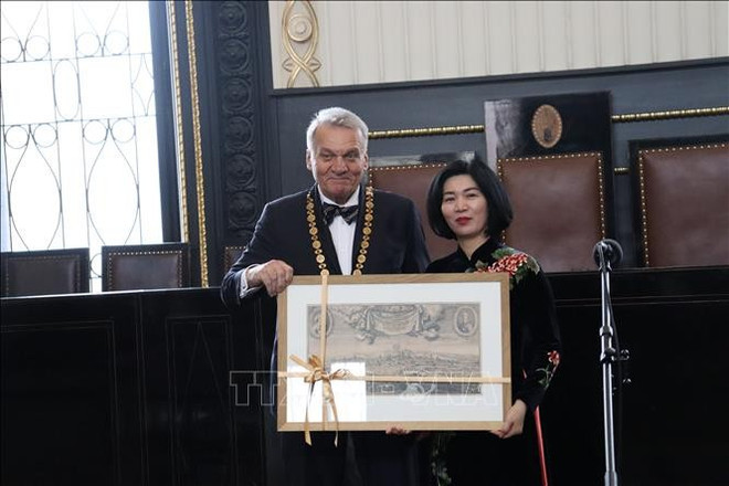 Permanent Vice Chairwoman of Hanoi People's Council Phung Thi Hong Ha (R) and Mayor of Prague Bohuslav Svoboda. (Photo: VNA)