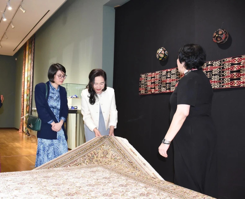 Nguyen Thi Thanh Nga, spouse of National Assembly Chairman Tran Thanh Man, visits NBU Art Gallery. Nguyen Thi Thanh Nga, spouse of National Assembly Chairman Tran Thanh Man, visits NBU Art Gallery.