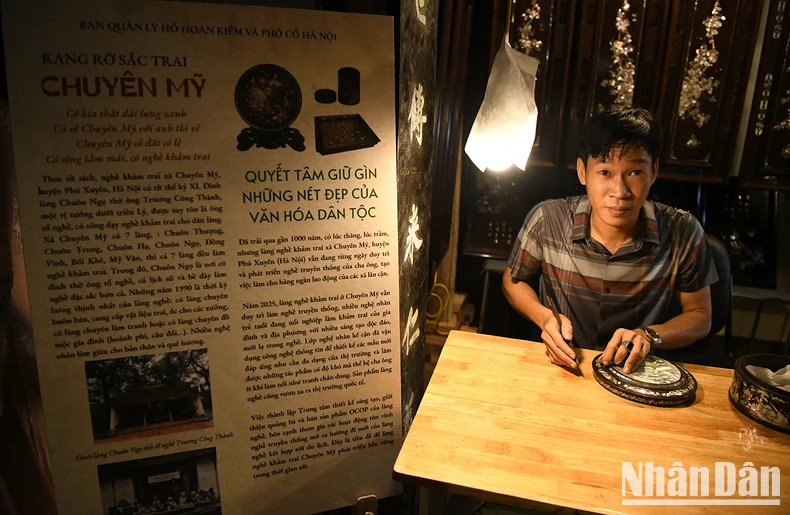 At the Chuyen My craft village exhibition space at the Hanoi Old Quarter Cultural Exchange Centre, the visiotrs have the opportunity to enjoy unique craft village products imbued with the cultural identity of the land of Thang Long-Hanoi. At the Chuyen My craft village exhibition space at the Hanoi Old Quarter Cultural Exchange Centre, the visiotrs have the opportunity to enjoy unique craft village products imbued with the cultural identity of the land of Thang Long-Hanoi.