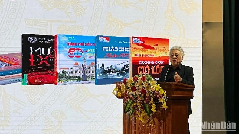 Colonel and novelist Chu Lai introduces his novel.