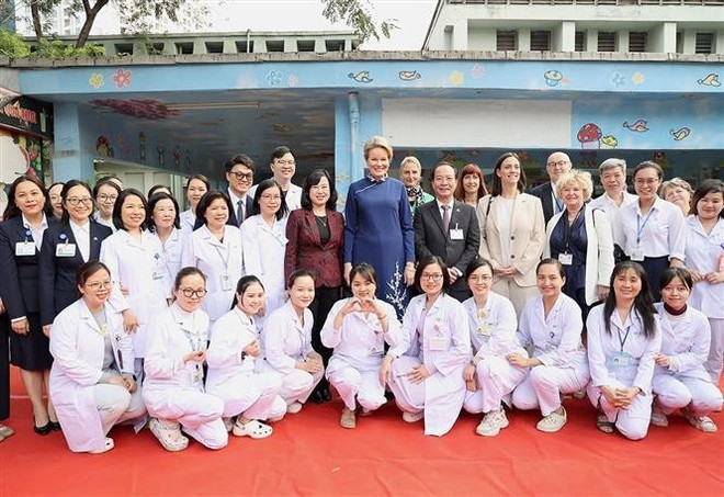 Belgian Queen Mathilde takes a photo with doctors at the Vietnam National Children's Hospital (Photo: VNA)