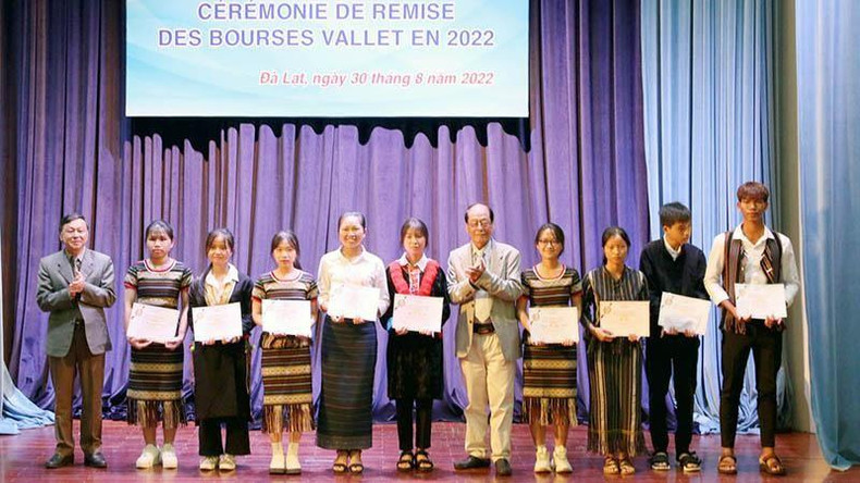 Vallet scholarships were presented to 155 excellent students ảnh 1