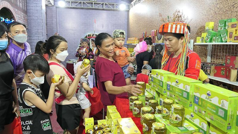 Visitors visit the booth displaying typical products of Ha Giang Province.