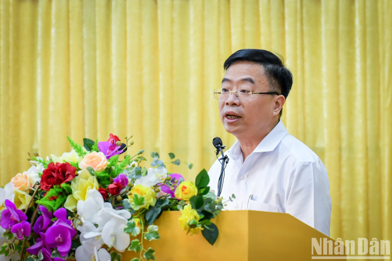 Le Tien Truong, member of the Executive Board of the Party Committee of the Central Business Bloc, Secretary of the Party Committee, and Chairman of the Board of Directors of Vietnam Textile and Garment Group. Le Tien Truong, member of the Executive Board of the Party Committee of the Central Business Bloc, Secretary of the Party Committee, and Chairman of the Board of Directors of Vietnam Textile and Garment Group.