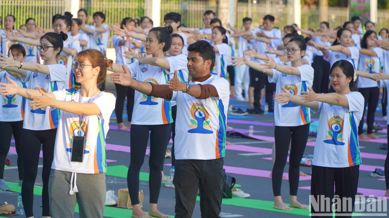 Representatives of the International Yoga Federation and many Dong Thap residents performing Yoga. (Photo: Huu Nghia) Representatives of the International Yoga Federation and many Dong Thap residents performing Yoga. (Photo: Huu Nghia)