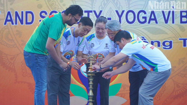 Delegates performing the traditional lamp-lighting ceremony of Indian Yoga. Delegates performing the traditional lamp-lighting ceremony of Indian Yoga.