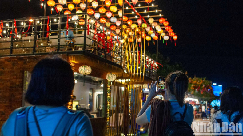 The design of some kiosks is well-invested and visually appealing to pedestrians. The design of some kiosks is well-invested and visually appealing to pedestrians.