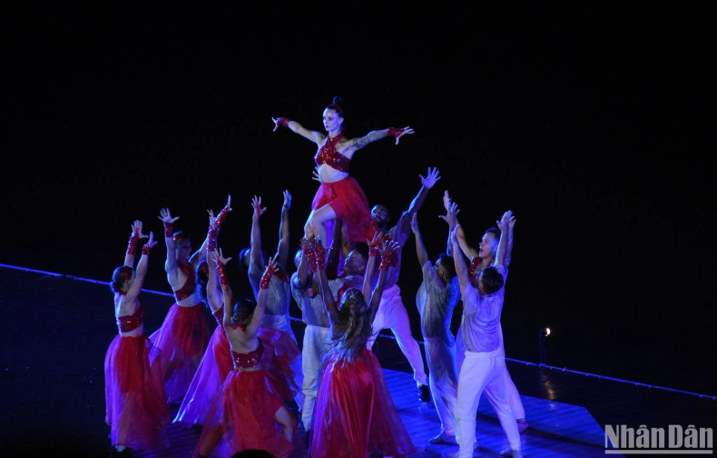 The space seems to freeze after each episode of the art show "Symphony of River - Symphony by the River". (Photo: ANH DAO) The space seems to freeze after each episode of the art show "Symphony of River - Symphony by the River". (Photo: ANH DAO)