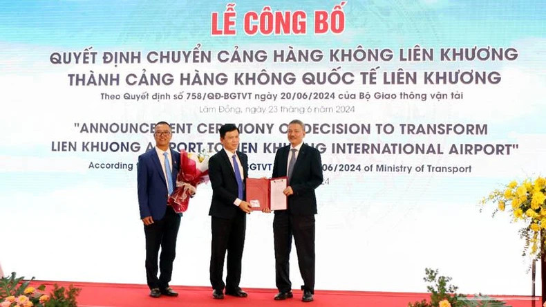 Representatives from agencies and Lam Dong authority at the ceremony.