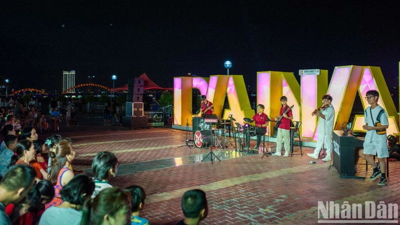 Bach Dang Walking Street opens a new community cultural space for Da Nang people. Bach Dang Walking Street opens a new community cultural space for Da Nang people.