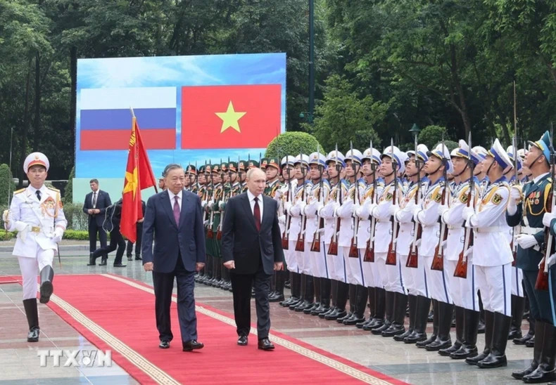 President To Lam and Russian President Vladimir Putin review the Honor Guard of the Vietnam People's Army. (Photo: VNA) President To Lam and Russian President Vladimir Putin review the Honor Guard of the Vietnam People's Army. (Photo: VNA)