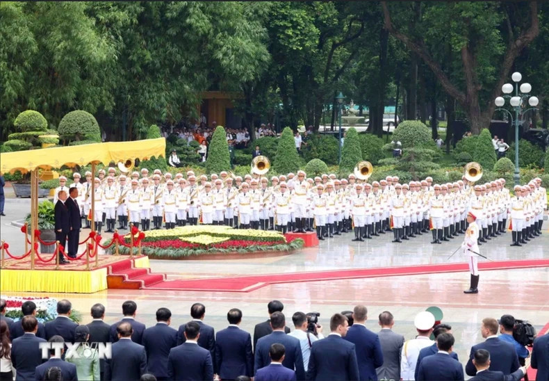 President To Lam and Russian President Vladimir Putin at the welcome ceremony. (Photo: VNA) President To Lam and Russian President Vladimir Putin at the welcome ceremony. (Photo: VNA)