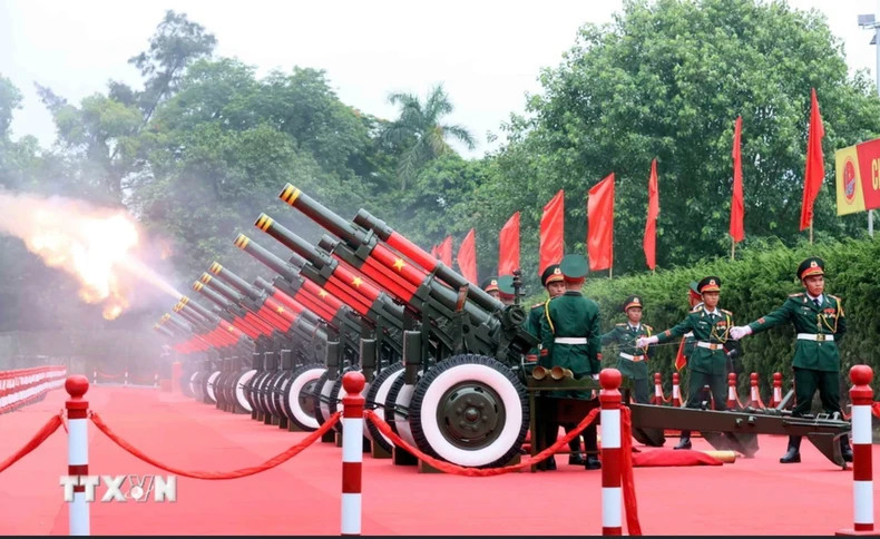 A 21-gun salute is fired in Hanoi to welcome Russian President Vladimir Putin. (Photo: VNA) A 21-gun salute is fired in Hanoi to welcome Russian President Vladimir Putin. (Photo: VNA)