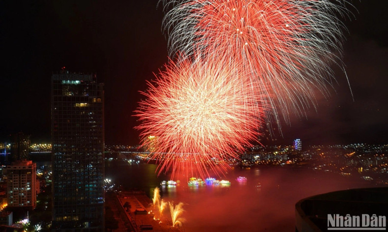 The German team opened the third night of DIFF 2024 with 4,000 fireworks produced on all continents and the world's most classy fireworks effects. The German team opened the third night of DIFF 2024 with 4,000 fireworks produced on all continents and the world's most classy fireworks effects.