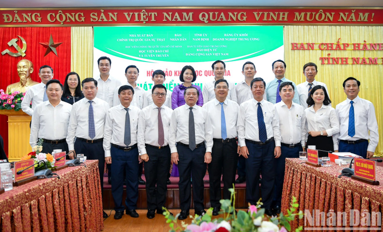 Delegates take souvenir photos after the end of the conference. Delegates take souvenir photos after the end of the conference.