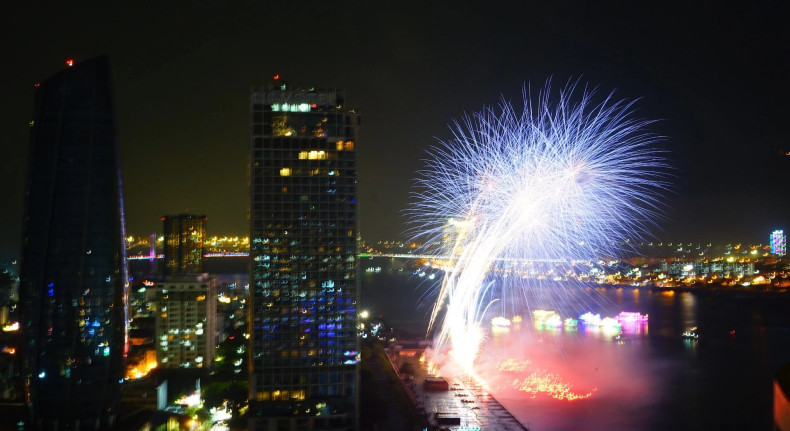 The story of Da Nang's landmark Dragon Bridge performed by the Dutch team with colourful fireworks. The story of Da Nang's landmark Dragon Bridge performed by the Dutch team with colourful fireworks.
