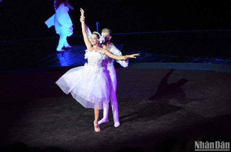 Handstand' performance by famous artist Zhaunenka Artsiom, accompanied by the melodious sound of the cello, leads the audience into a surreal space called "River". (Photo: ANH DAO) Handstand' performance by famous artist Zhaunenka Artsiom, accompanied by the melodious sound of the cello, leads the audience into a surreal space called "River". (Photo: ANH DAO)