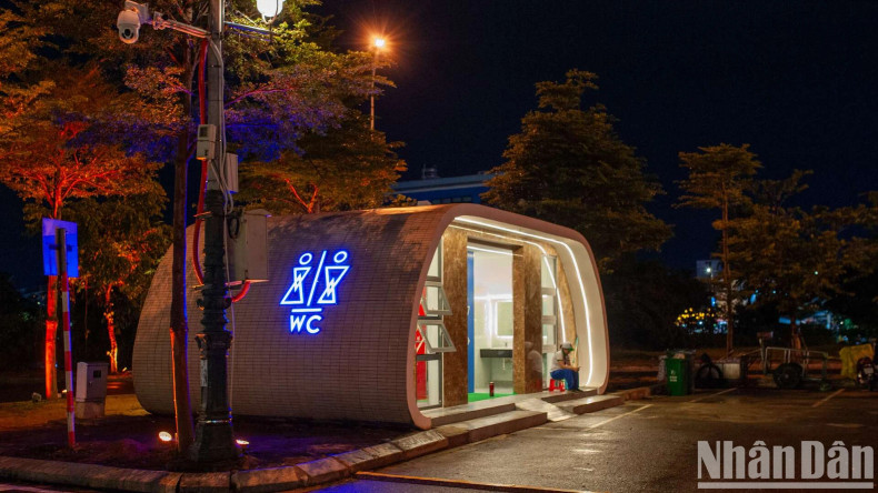 Bach Dang walking street invested in synchronous public infrastructure such as toilets, WiFi, and parking. Bach Dang walking street invested in synchronous public infrastructure such as toilets, WiFi, and parking.