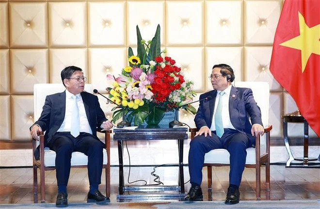 PM Chinh (R) receives Lou Qiliang, Chairman and Director General of China Railway Signal Information Corporation (CRSC). (Photo: VNA)